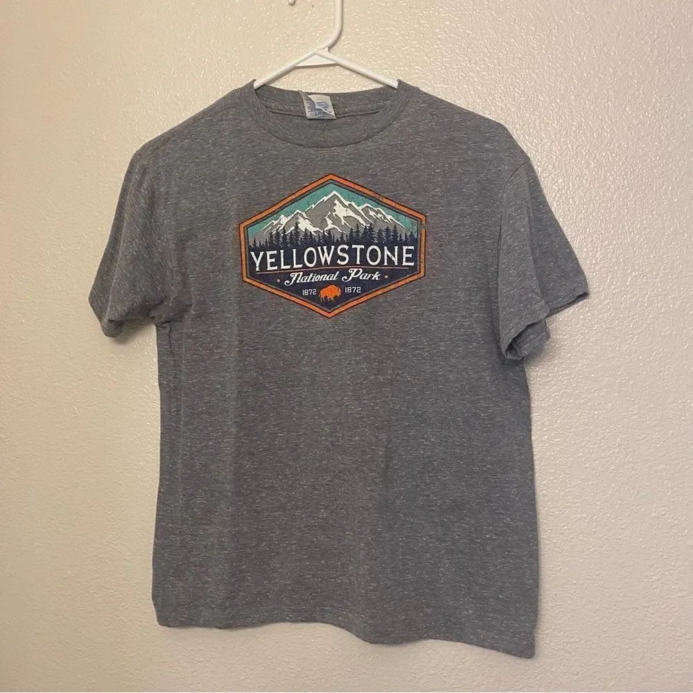 Yellowstone National Park crewneck T-shirt gray graphic print unisex youth Large